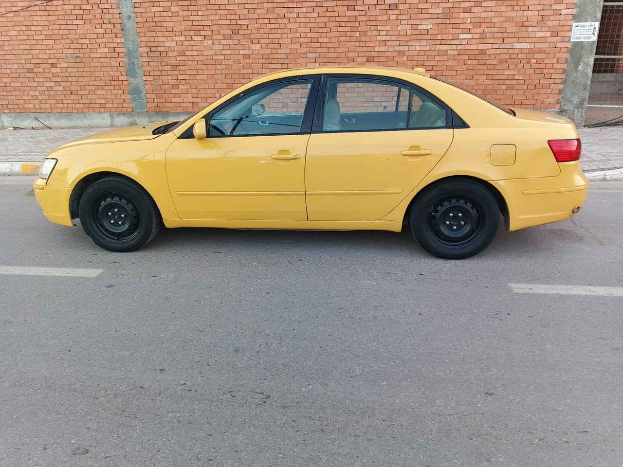 سلام عليكم سياره للبيع نوع سوناتا موديل 2008 وارد امريكا رقم بابل دولي ب سمي تحويل مباشر بأسم المشتري مواصفات شاشه كامره خلفيه تحكم ستيرن جهتين سنويه لل 27 محرك جديد تخم تاير جديد خمسه دسك تدفئه وتبريد لسياره مكفول من لضربه شادله منضومت غاز يعني تنسه لصرف لسعر 90وبيه مجال العنوان كربلاء رقم التلفون ***********
