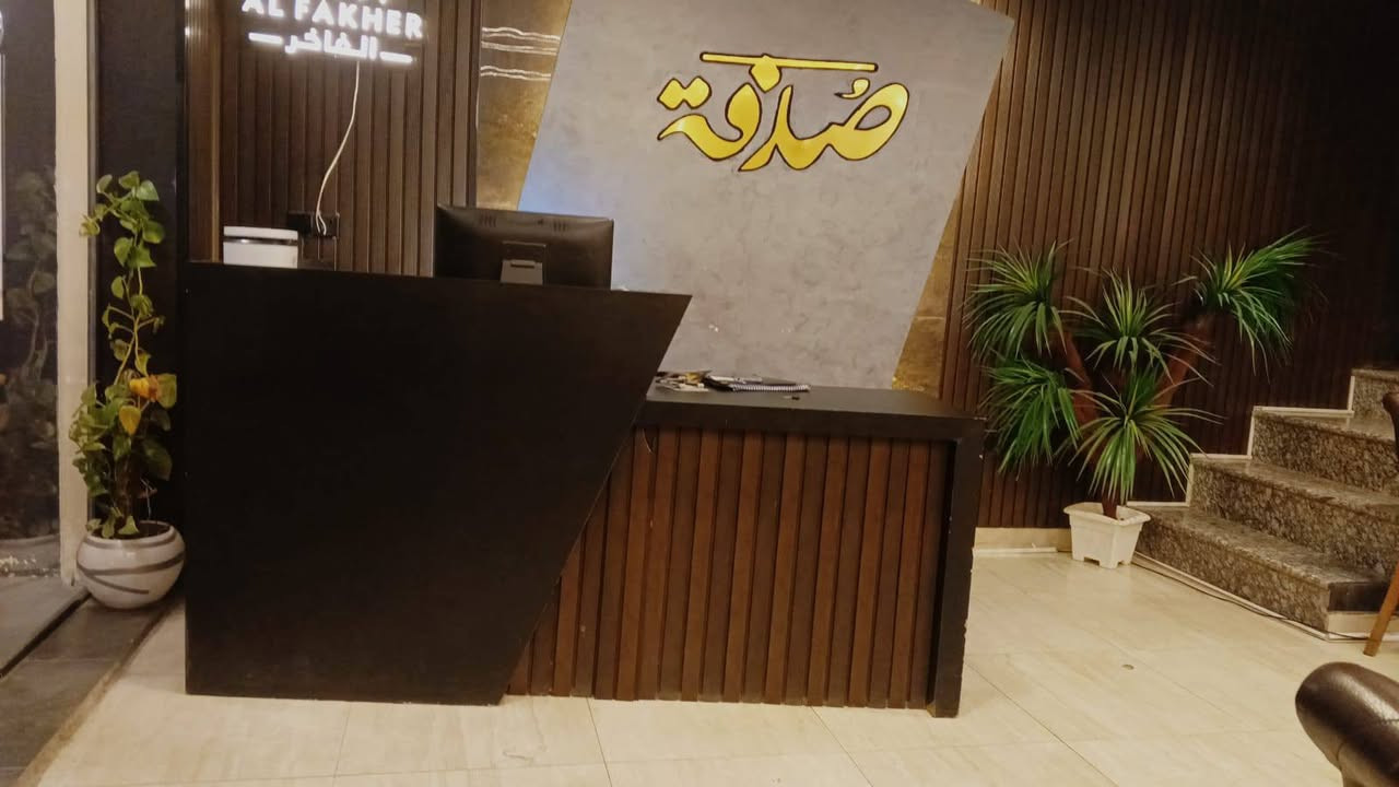 للبيع والاسعار بيها مجال قليل 
1- تخم مكتبي جلد 5 مقاعد مستعمل قليل نظيف جدا السعر 500 الف  
تخم كلاسيك انتيكا 5 مقاعد السعر 250 الف 
2- ميز مكتبي ويستعمل ايضا رسبشن أو يستعمل ميز كاشير  ام دي اف ثقيل تفصال القياس  2 متر تقريبا الوجه ومفتر نص متر مقطع من الداخل 6 خانات 
ومجرات قفل 2 وباب صغير السعر 600 الف 
3- كرسي دوار جلد نظيف مستعمل قليل السعر 70 ألف  
4- ميز مكتبي قياس الوجه متر نظيف جدا صاجي السعر 150 ألف 
العنوان /اليرموك الخدمي مقابل سيد الحليب 
رقم الهاتف / ***********
