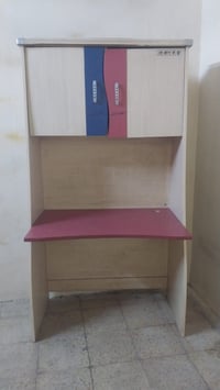 ميز دراسة • راقي • يحتاج نجار