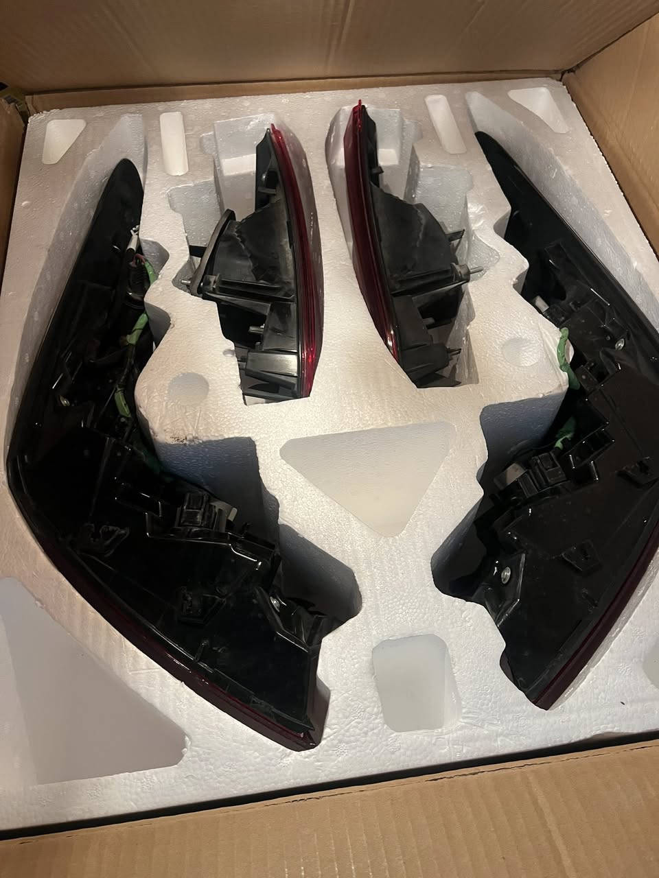 سلام عليكم
اغراض كامري موديل ٢٠٢٢ امريكي SE تفصيخ فاتحهن من سيارتي.
سطابات خلفيه ٤ قطع 
فسفورات دعاميه خلفيه
غلاف كشافات امامي 

اصلي اصلي اصلي مو تجاري فاتحهن من سيارتي شاد ليد 

السعر ٦٥٠  الف مكاني بصره  
*********** واتساب اتصال
