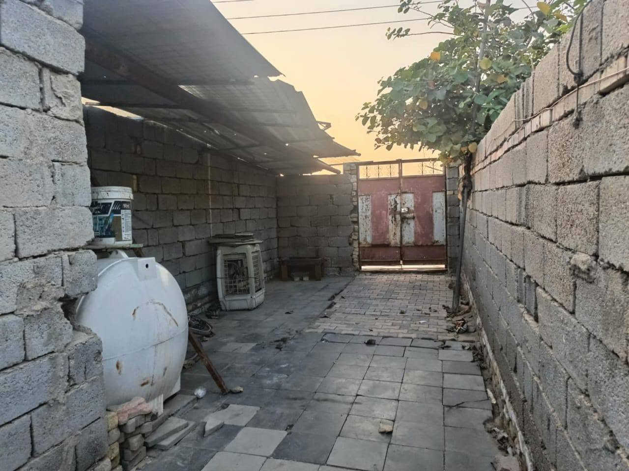 بيت للبيع خلفي عرض دربونه 2 متر زراعي بل لإسكان الصناعي قرب مدرسة الحريه طريق حولي يحتوي ع صاله + غرفتين + مطبخ + استقبال + كراج 4 × 6 +حديقه+ بكافت خدمات ماي مجاري كهرباء وقريب ع مدرسه شارع تبليط مساحه 180 بناء بلوك كهربائي سعر 45 وبي مجال وتفاصيل أكثر متواجد واتسابب

***********
