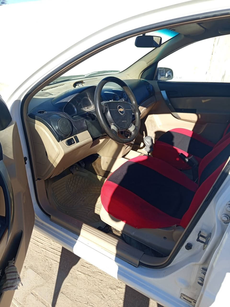 سلام عليكم افيو موديل 2010 سيارة نظيفة محرك اوتو 1400 مفتوح السيارة رقم الماني قادسية ب اسمي سنوية ماساقطة تحويلها بالنجف  تحويل ثاني يوم  ( السيارة بيها دحجات بسيطة بين الباب مال الصدر والدور الخلفي خياسات ومسويها  والبدنة ضربة خفيفه مابيها ضربة قوية عوزها ترتيبات بسيطة فقط )السعر  74 مكان النجف الاشرف
***********
