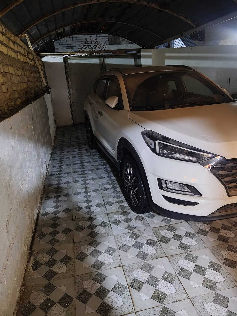 السلام عليكم توسان موديل 20خليجي كفالة عامه رقم قادسيه انكليزي  خمس عدسات شركة الكاصد ماشيه اصل 70مكان ديوانيه بيع او مراوس سياره جديده معه الكلمه ***********
