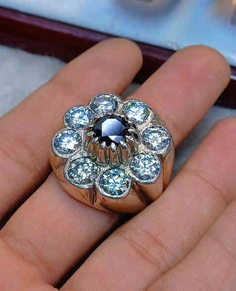 قطعة اليوم من الموزنايت الروسي 💎
 ب 9 أحجار مميزه، أحدها بلون أخضر نادر جداً 🌿✨
مع صياغة يدوية ثقيلة وشغل متقن و هذا يخليه ملكية  👑
قطعة نادرة ولا تُعوّض لمن يبحث عن التميّز والفخامة 🔥
📩 للتواصل على الخاص أو عبر الواتساب: ***********
