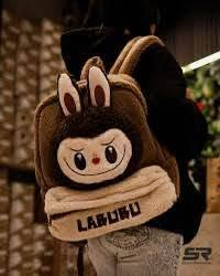 ✨ شنطة للكبار والصغار كيوت بتصميم مميز ومريح ✨🎒
ستايل لطيف وعملي يناسب الأطفال والبنات الكبار همين 💖
شنطة خفيفة وناعمة ومثالية للمدرسة، الجامعة أو الخروج اليومي 🐰✨

🧸 تصميم لابوبو الكيوت 👀💗
مستوحى من شخصية Labubu المحبوبة، بتفاصيل مرحة ووجه كيوت يخلي الشنطة ملفتة وشيك بنفس الوقت 😍🎀

🌈 الألوان المتوفرة:
• بني 🤎
• وردي 💗
• أزرق فاتح 💙

✔️ خامة مريحة وناعمة وجودة عالية
✔️ سحاب متين وسهل الاستخدام
✔️ تصميم جذاب يليق بكل الأعمار
✔️ شكل لابوبو يعطيها لمسة كيوت ومميزة 🧸✨

سواء لطفلتك أو إطلالتك إنتِ… خلي ستايلك كيوت ومختلف بكل مكان 😍

سعر القطعة ١٢ الاف
🚘يوجد خدمة توصيل لجميع محافظات العراق ٤ الاف🚘


**إذا كنت صاحب هذا الإعلان وتريد حذفه لأي سبب، رجاءا أرسل رسالة إلى الدعم الفني**