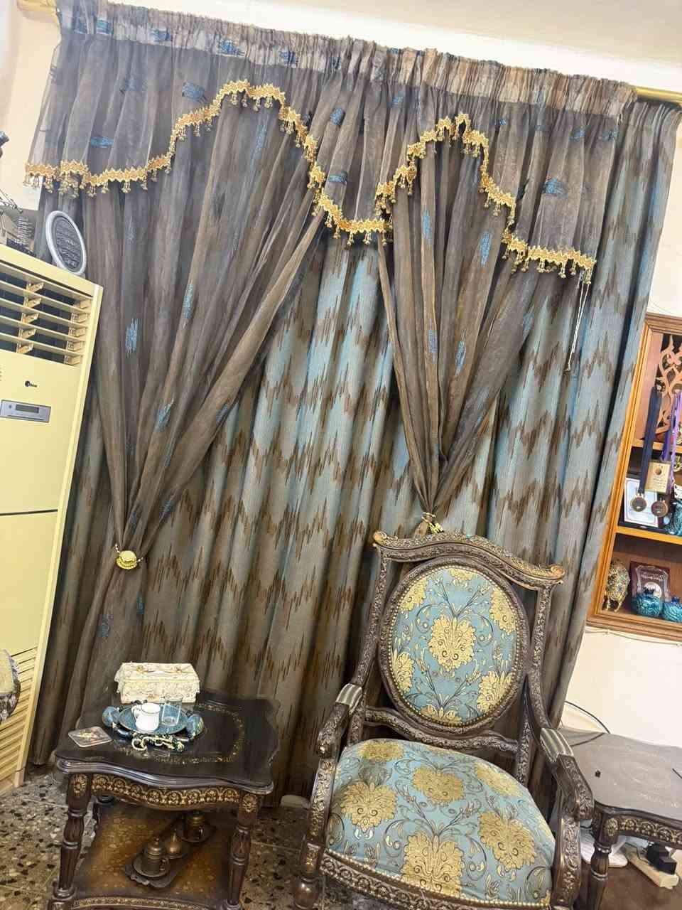 تخم كلاسيك فخم بطابع ملكي، خشب محفور بلون غامق مع قماش مزخرف بدرجات الأزرق والذهبي والزيتوني.
يتكوّن من قنفتين  كبار ويا 3 كراسي مفردة وطاولات جانبية مع ميز سنتر زجاج، المكان بغداد اليرموك السعر مليون ونص الشراي خاص


**إذا كنت صاحب هذا الإعلان وتريد حذفه لأي سبب، رجاءا أرسل رسالة إلى الدعم الفني**