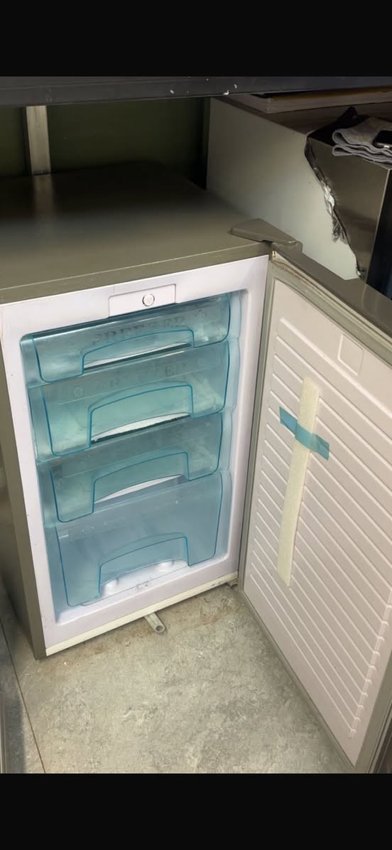 فريزر مجمدة صغيرة مستعملة للبيع تفيد اهل الكفتريات تحت البار وللبيوت ماتاخذ مكان وتجمد حيل زين
سعرها 140 الف 
مستعملة بيها طخات بسيطه مثل ماواضحه بالصورة بس شغاله مابيها اي عطل ولا مشكله 
التواصل واتساب : ‭0751 169 8305‬
