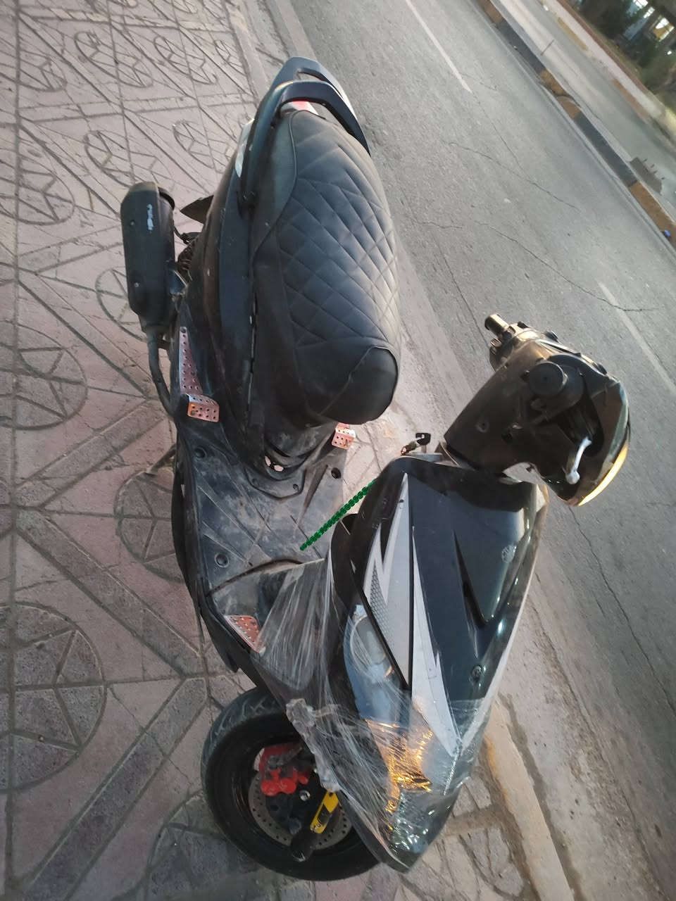 السلام عليكم ورحمه الله وبركاته للبيع دراجه ماكس ثعلب كامله مابيه اي نقص كفرات اصلي مكينه تخبل شلعه معدل كهربائيات كله كامله سعر 400الف مكاني بغداد ساحه عدن هاتف ***********
