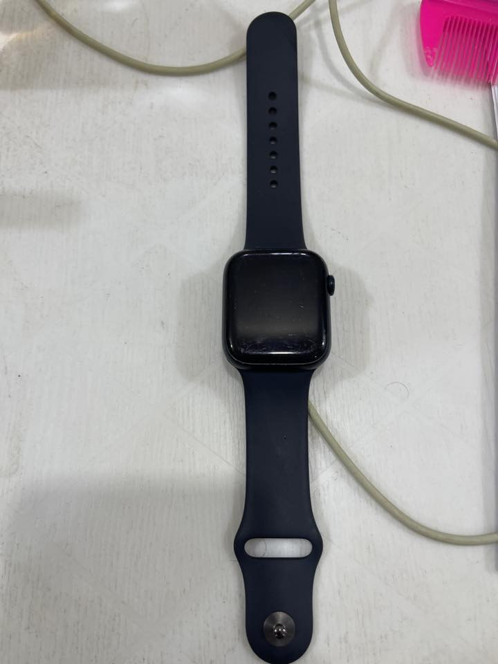 السلام عليكم
ساعه ابل الجيل ٨ 
كامله محلقاتها شاحنه وسير اصلي 
السعر ٢٥٠ وبيها مجال 
بغداد السيديه 
رقمي ***********
