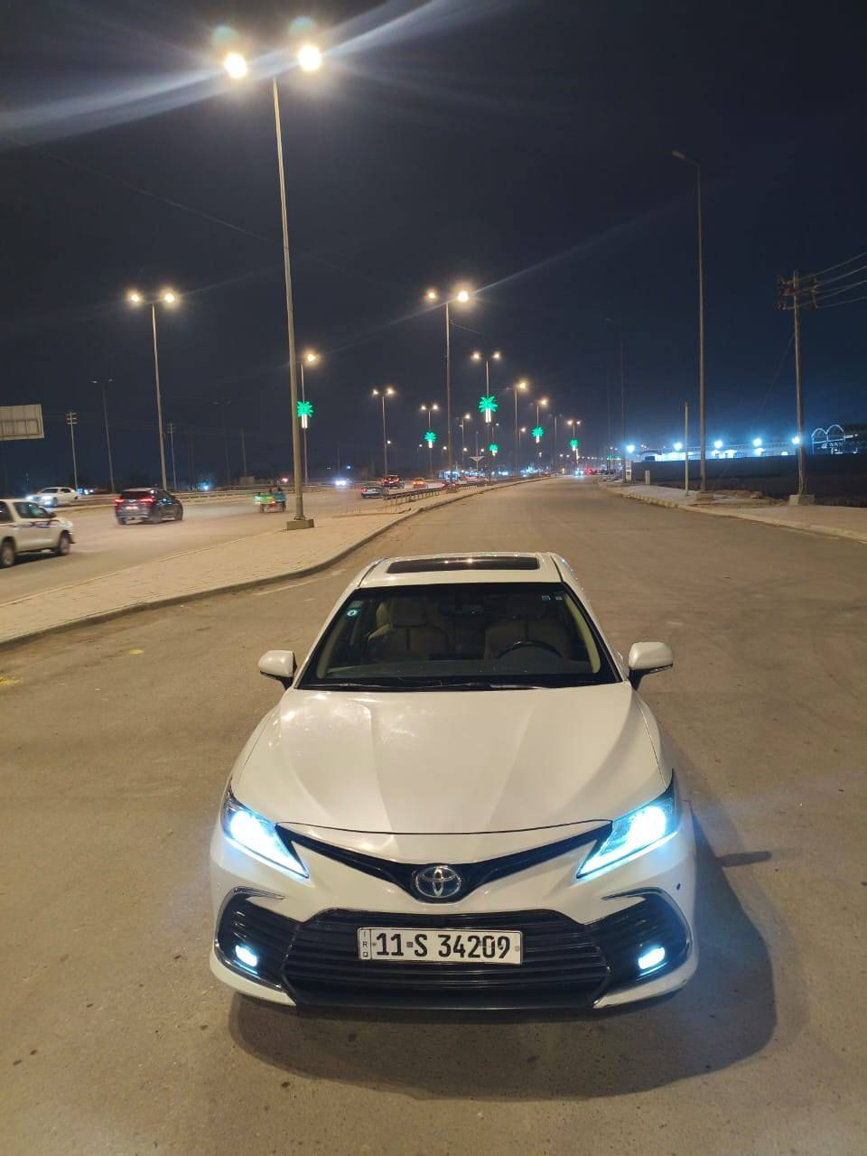 سلام عليكم كامري موديل 2023 هايبرد وكاله عبد لطيف فول مواصفات 
فتحه 
حساسات 
مري شفط
تحكم ستيرن
3 وضعيات قياده
شاشه 
مانع انزلاق
بصمه 
بعد هواي مواصفات حلوا 
سياره بيها بنيد مبدل 
وبيه باردين واحد باب سايق وثاني بجاملغ الخلفي جهت سايق بدون دواخل شواصي سليمه ولرانكيتات سليمه مكينه وكير حلوا شلعه ومعدل بشرط سعر 230 وبيها مجال للشراي مكاني كربلاء ***********
***********
