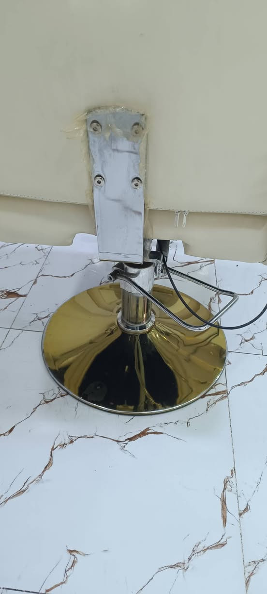 كراسي حلاقة عدد٢ للبيع + مرايات عدد ٢ والكومدي مالهن السعر كلهن 500الف جدد استعمال موسم واحد مكاني ديالى بعقوبة لتواصل *********** واتساب او اتصال
