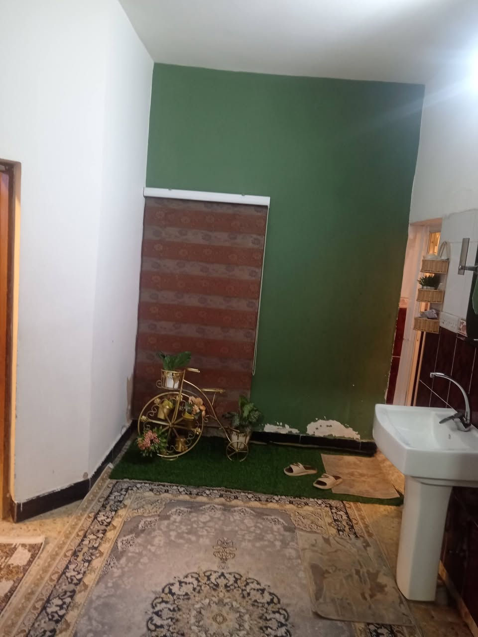 السلام عليكم.. بيت للبيع كميره شارع التكيه.. المساحه ١٠٠م
اربع غرف نوم  ٢ حمام.. ٢ تواليت ومطبخ
السعر ١٤٠ قفل
*********** أوس
