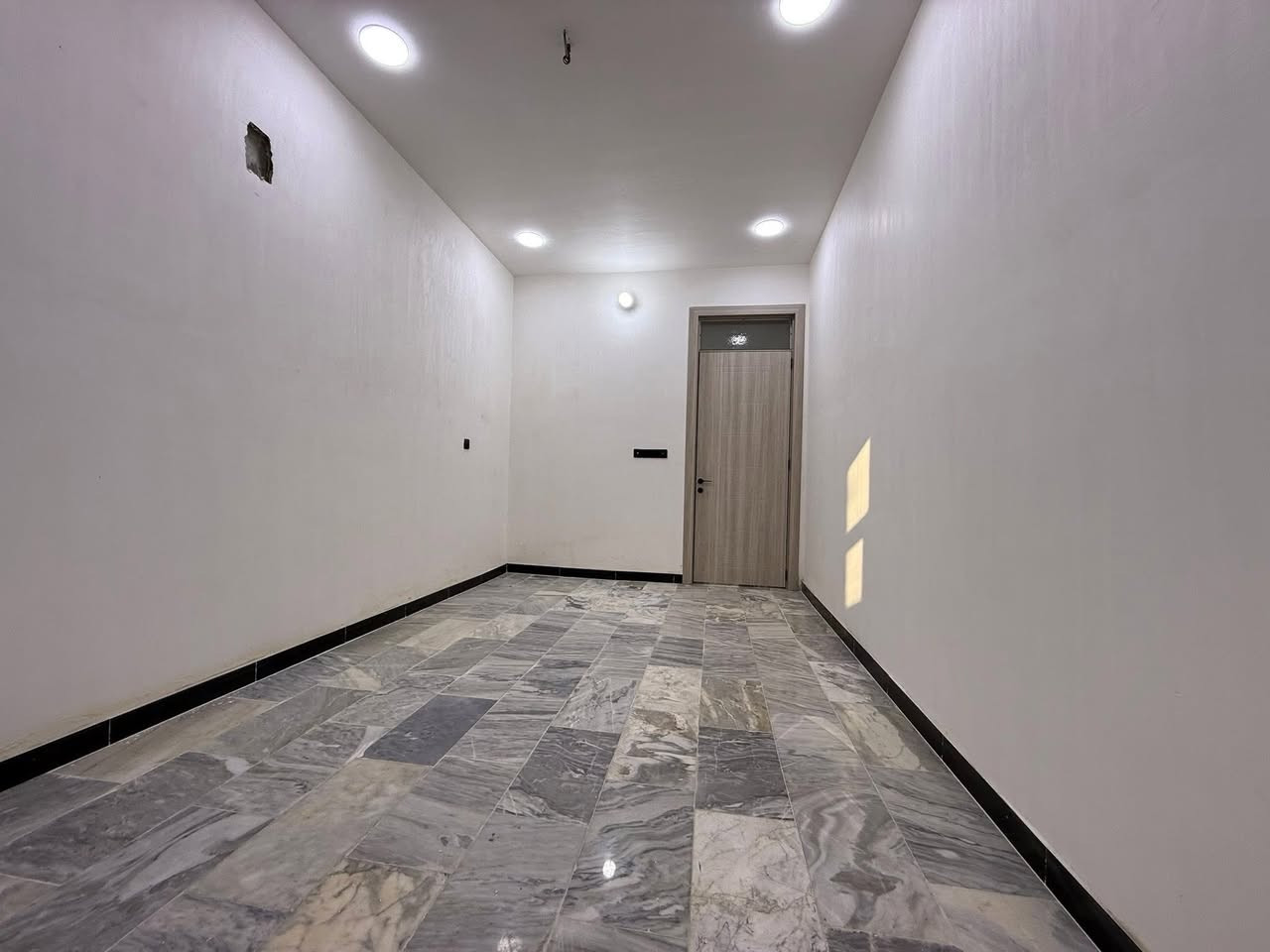 الدار للبيع 🏠 السعر 185 مليون وبي مجال 👌❤️
العنوان الشعب شارع عدن خلف مكوى الخضراء 
موقع جيد بناء درجة اولى قيد الانشاء  تسليم مفتاح 🔐 
المساحة 75 م 🌹
الواجهة 4 م الة ربع 
النزال 20 م 
يحتوي الطابق الارضي على كراج صغير وخدمات خارجية واستقبال ومطبخ حار وبارد وخدمات وغرفة نوم 
ويحتوي الطابق الثاني على غرفتين نوم وخدمات ومكان غسالة وبيتونة وسطحين
للاستفسار اكثر يرجى الاتصال على الرقم التالي (متواجد هذا الرقم على الواتس اب والفايبر والماسنجر *********** )
او الاتصال على الرقم الاخر 
***********
او زيارة مكتب تبارك للعقار والمقاولات الكائن في شارع الاسواق المركزية قرب مطعم ميامي
