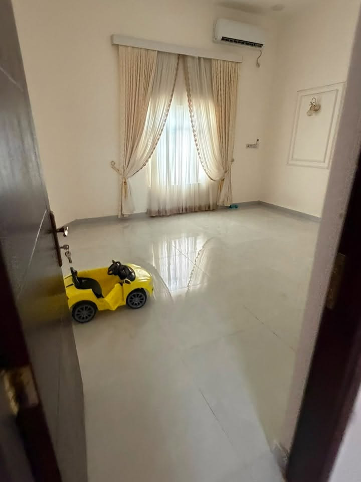 🏡 بيت للبيع طابقين ونصف مع الأثاث – فرصة مميزة
📍 الموقع:
التنومة – كوت الجوع – شارع النمر – قريب جداً من الجسر الإيطالي.

📑 نوع السند:
طابو زراعي (23) وقابل للتحويل إلى (25).

📐 المساحة:

* المساحة الكلية: 150 م²
* مساحة البناء: 130 م²

🏠 تفاصيل البيت:

الطابق الأول (بناء بلوك):

* صالة
* غرفة استقبال
* مطبخ
* غرفة نوم
* صحيات

الطابق الثاني (ثرمستون):

* غرفتين نوم
* صالة كبيرة

*نصف طابق توجد فيه غرفة لوندري 

🛋️ البيت يُباع مع الأثاث ويشمل:

* 5  سبالت جديدة غير مستخدمة عدد
* كاونتر مطبخ تركي خشب، بلغت تكلفة الكاونتر وحده 70 ورقة.
* بردات في الصالة والاستقبال وجميع الغرف.
* سخان گيزر.
* ماطور.
* تانكيان للماء (واحدة للماء الحلو، والثانية لماء الإسالة).
. كاميرات
.مغاسل
✨ مميزات إضافية:

* سيراميك حديث بجودة عالية.
* محجر كوارتز جام.
* ديكورات فوم في جميع أنحاء المنزل.
* موقع هادئ وقريب من الخدمات والجسر الإيطالي.

السعر ١٨٥ قابل للتفاوض

📞 للاستفسار واتساب فقط ***********
