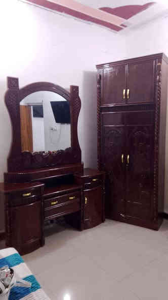 غرفه نجاره تكمه للبيع ضرر بس جامه الكنتور نكسرت اثناء الشد السعر مليون وستمئة كنتور نجاره طابقين للبيع السعر 400 ثلاجه هيه ومجمده وبراد للبيع السعر 450 جرابي عدد 2 نجاره ستعمال قليل سعر الوحده 125  ميز طعام للبيع ضرر مؤشر ع الصورة السعر 50 كاونتر القياس الجوه 4 مترات ونص الفوك 3 مترات وربع للبيع للعلم لونه الاصلي برتقالي وحنه لزكنه عليه الوان بس عادي اليريد يشيله ينشال للستفسار ع هذا الرقم ***********
