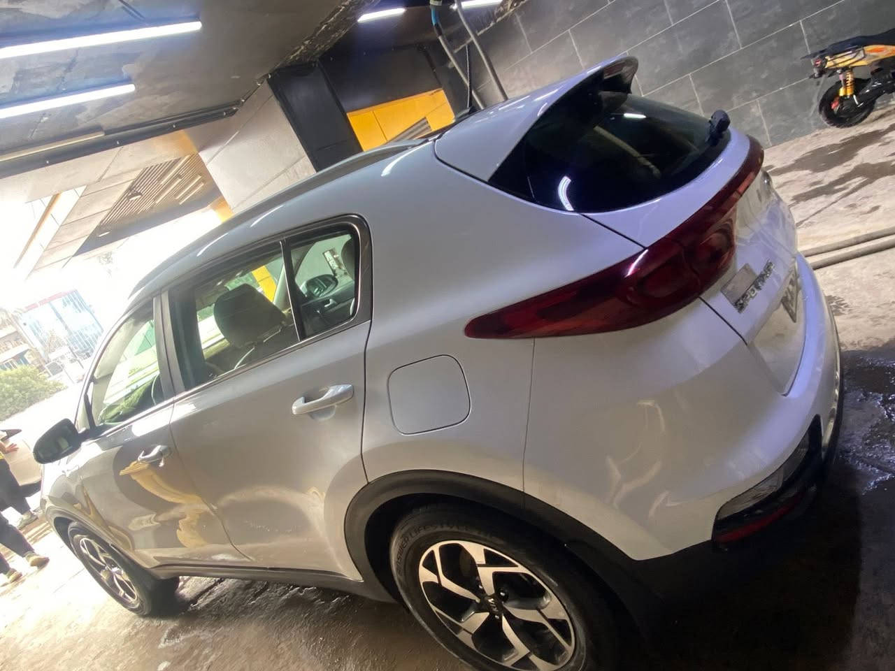 سلام عليكم كيا سبورتج 2020مواصفات بنوراما السياره سويج كامره دواره عليه تخم تاير جديد 
السياره بيه باردصوره السونار 
مراقه بل منشور ماشيه 116Kالف
اريد تحويل ثاني يوم تريد وكاله ثاني يوم  
بيه تكحيل بصيط بخشم البنيد وبيه بل باب السايق تكحيل 
السعر 188وبيه مجال عنواني ديالى خان بني سعد
***********
