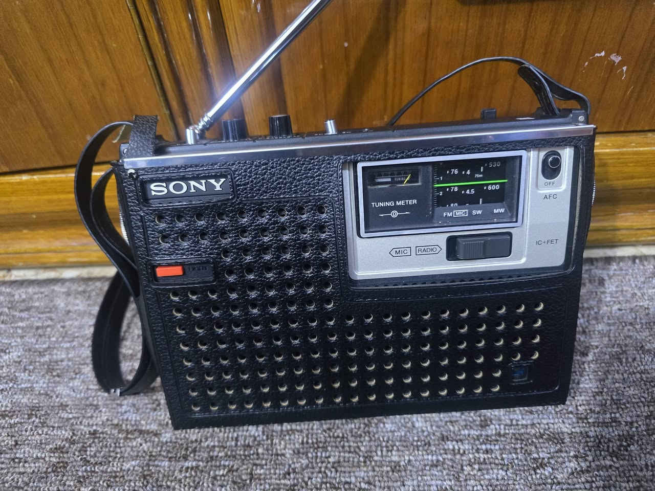 راديو. ماركة سوني. تحفه. بل. سحب. جهاز. راقي. جدا. صافي. في اصعب موجات بطاريات. حجم وسط. عدد. ٤كهرباء. محول خارجي مكاني. سماوه ***********
