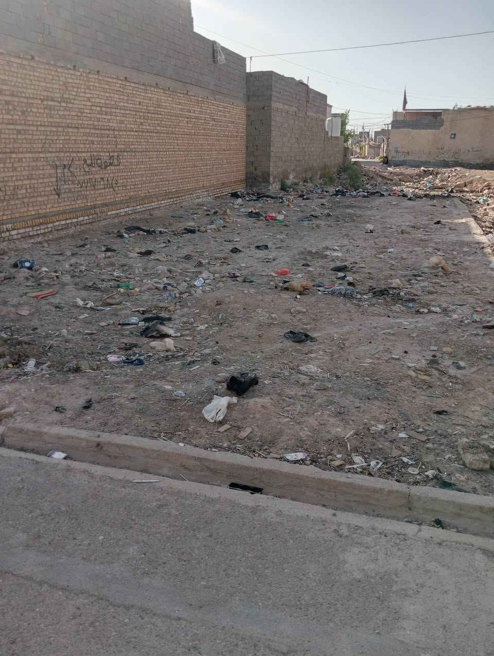 قطعه للبيع المساحه 200 متر  مصبوبه صب رباط ومدفونه كما موضح بالفيديو منطقة الحميديه كل الخدمات متوفره الاتصال ***********
