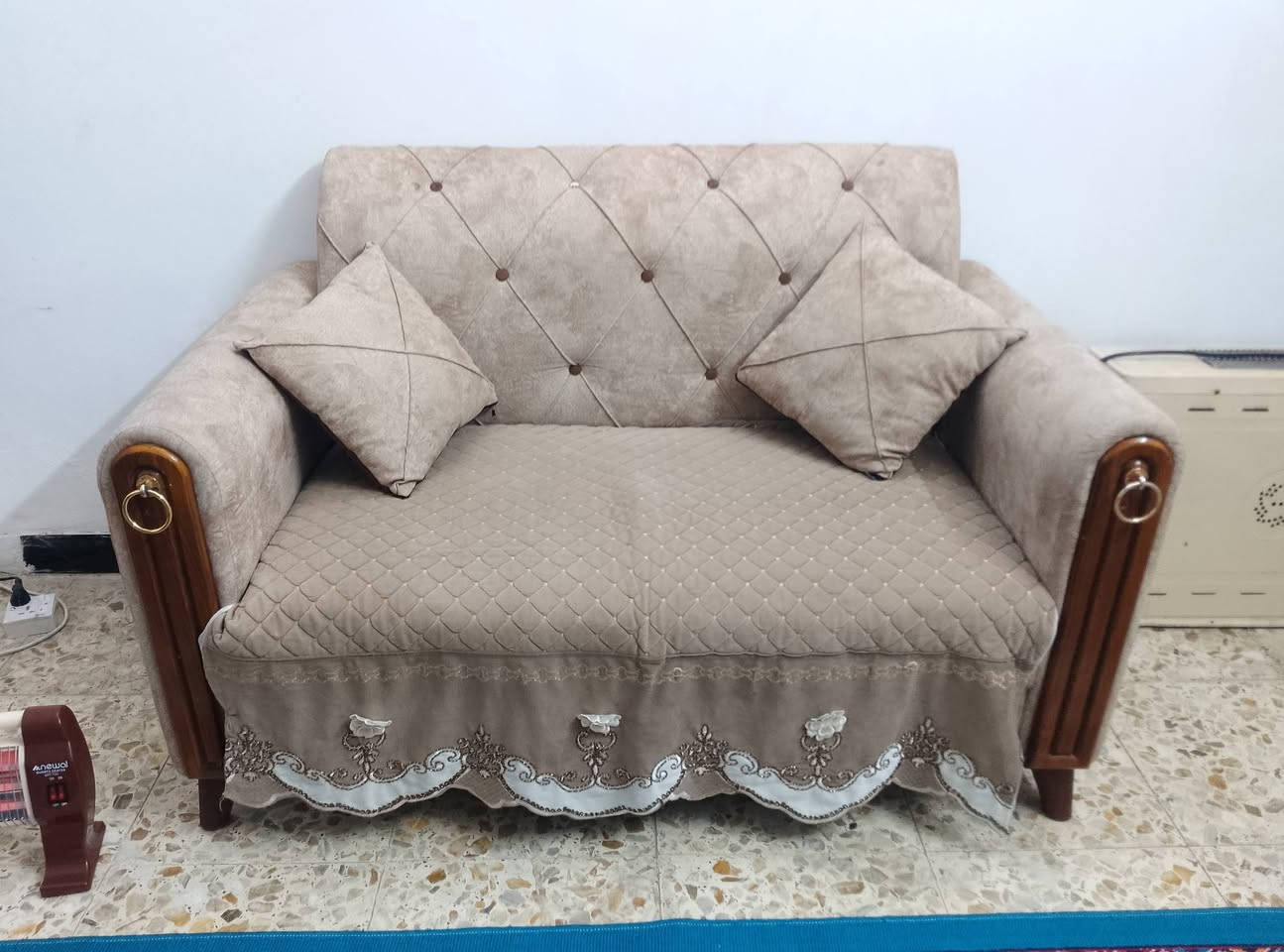 سلام عليكم ديوان 9 مقاعد تفصال بعده اخو الجديد صاله اقل شهر وياه 4 كوشات وتلبيسه ب 375 وبيه مجال بسيط مكان بغداد البياع الشراي يتصل بلرقم ويدلل *********** وتساب موجود
