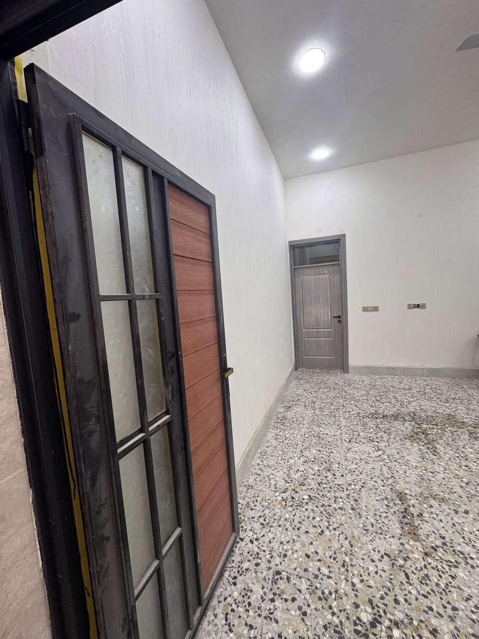 ه

🏠 شقة للإيجار (طابق أول)

✅ تتكون من:

* استقبال
* مطبخ
* غرفتين  نوم
* تشطيب زيرو

📍 العنوان:
الدورة – أبو دشير – قرب مستوصف التحدي

📞 للاستفسار والاتصال:
***********

***********

✨ فرصة مناسبة للسكن وفي موقع مميز.
