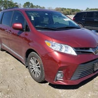 سيينا XLE • ١١٦٠٠٠ كم • ضرر خلفي