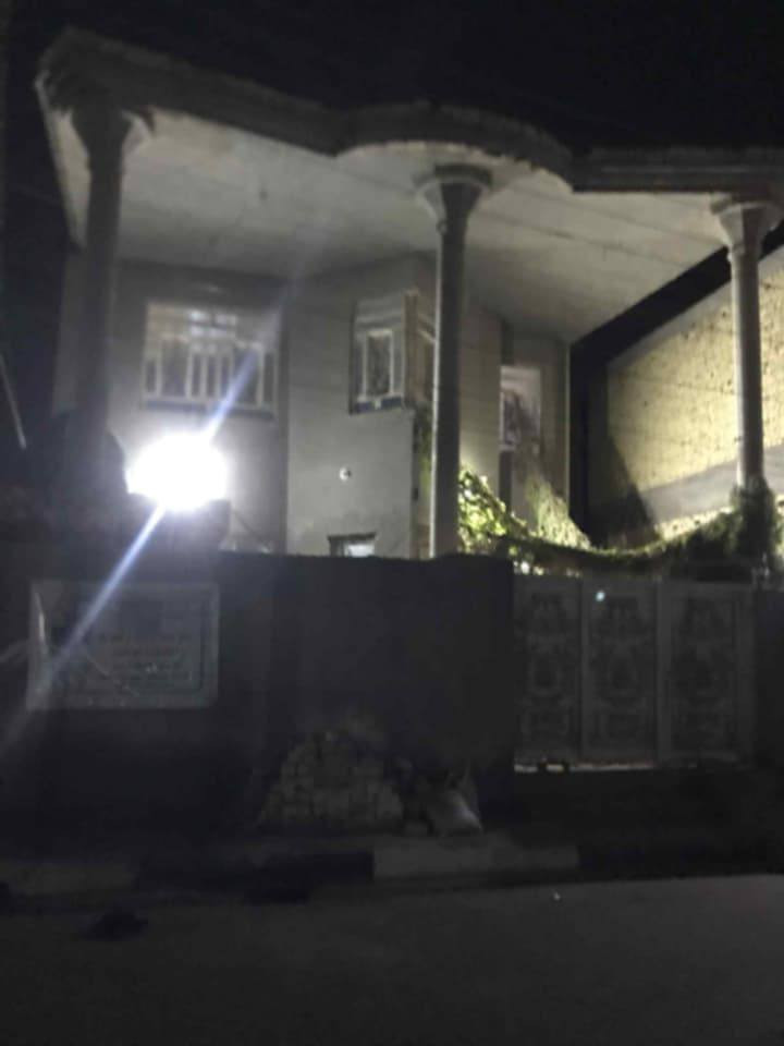 للبيع بيت ملك صرف مساحة 200 متر طابق الارضي يتكون 
غرفتين وصاله 
ومطابخ حار وبارد 
كيلدور ودوانيه 
صحيات ٣داخلي وخارجي 
منور ممر
الطابق الثاني 
4غرف 
وصاله وحمام 
بناء حديث المكان حي الزهراء  صوب الكبير 
ورى مركز شرطه *********** اقرب نقطه ماركة ال حسن قل من طرف المندوبه ياعلي مدد هاي امانه عندك اخي الكريم واختي الكريمه هم
