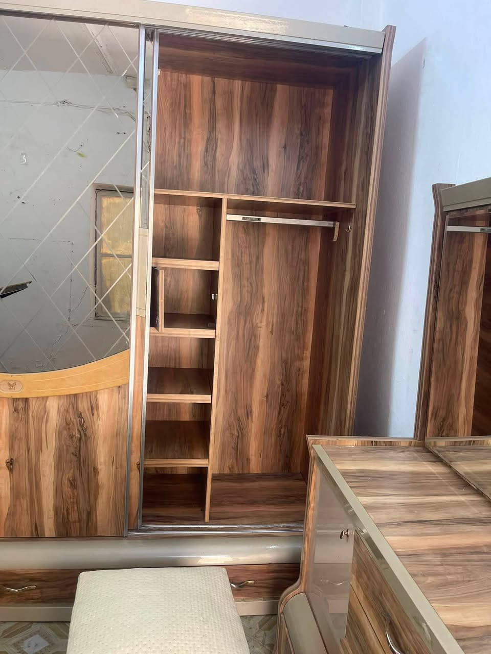 غرفه نوم من نوع الثقيل مستعجل على بيعتهه وبسعر مناسب جدا 350 الف مثل ما موضح بالفديو والصور عنواني بغداد الاعظميه تجيب عمال وتفصخه وتشيل ***********
