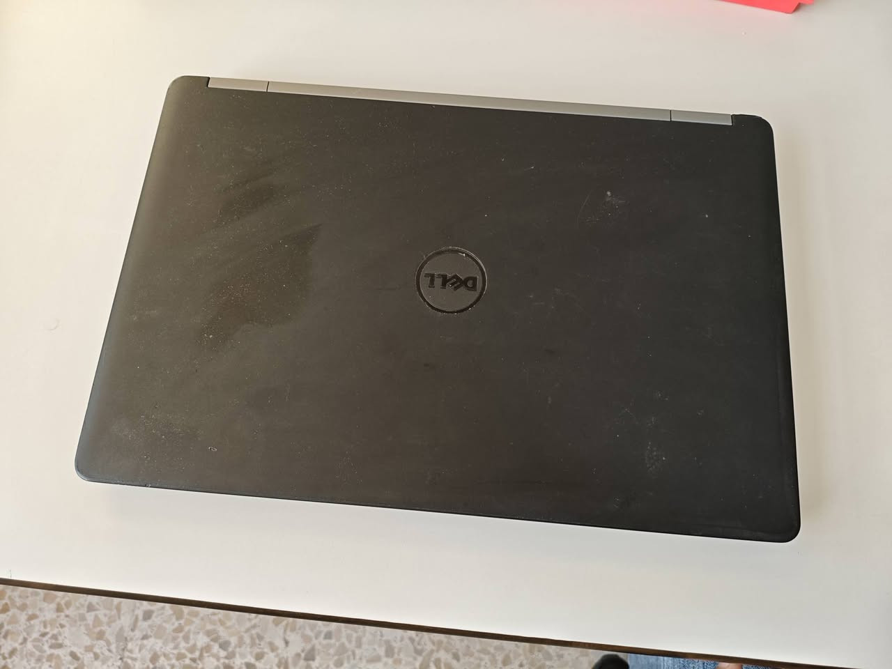 💻 حاسبة Dell Precision 3510 للبيع (مال كرف وشغل ثقيل)
السلام عليكم شباب.. عندي هاي الحاسبة Dell Precision راقية وقوية، من فئة الـ Workstation المخصصة للشغل الثقيل والكرف. تفيد جداً طلاب الهندسة، المبرمجين، أهل التصميم والمونتاج، والي يحبون حاسبة تتحمل شغل مستمر.
🔍 المواصفات:
المعالج (المعالج): Core i7-6820HQ بسرعة 2.70GHz. (فئة HQ القوية مو مثل المعالجات العادية، أداءها عالي بالبرامج).
الرام: 8 جيجا DDR4.
الهارد: SSD سريع جداً 238 جيجا. (الحاسبة تفتح بثواني والبرامج سريعة وماتعلق).
كارت الشاشة: خارجي منفصل 2 جيجا، يمشيلك ألعاب وبرامج هندسية ومونتاج براحتة.
الشاشة: شاشة واضحة وبيهه ميزة اللمس (Touch Screen) وتتحمل 10 نقاط لمس سوة.
النظام: ويندوز 11 أصلي ومفعل وجاهز.
الكيبورد: إنجليزي أصلي وعربي طباعة بس تحتاج اعادة وبيه كيبورد أرقام جانبي كامل (NumPad).
📌 حالة الحاسبة (للأمانة التامة) :
الشاشة: بيها اثر ضوء ابيض بالزاوية اليسرى من جوة. وما تأثر نهائياً على اللمس (التاتش شغال طبيعي) ولا على شغل الحاسبة.
 البطارية: صراحة مو كلش زينة، تمشيك تقريباً ساعتين.

⚠️ السعر 300 الف وبيها مجال للطيب 

📍عنواني بغداد/ الحارثية وموجود توصيل


**إذا كنت صاحب هذا الإعلان وتريد حذفه لأي سبب، رجاءا أرسل رسالة إلى الدعم الفني**