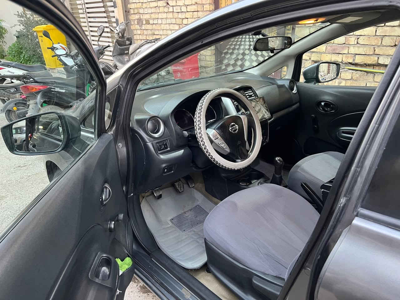 السلام عليكم
نيسان فيرسا نوت 2016 كير عادي
محرك 1600 شاشة كامرة حساسات خلفية
حادث امريكة جاملغ مصلح بنيد مبدل 
هنا بلعراق واكع عليهة قمرية حافت لجامة لفوك وشبر بلتكم مصلح بس من برةصبغ باب سايق 
بغداد البلديات السعر 68
 للستفسار ***********.
***********
