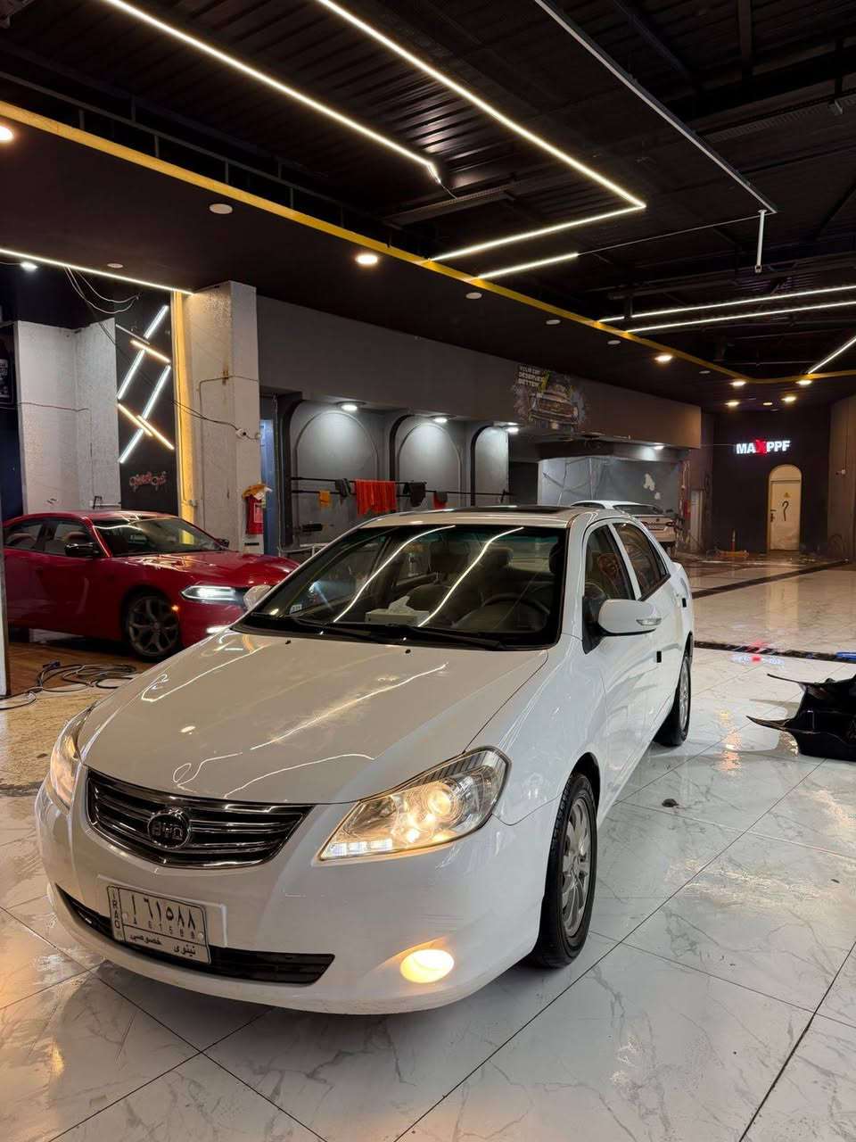 السلام عليكم
BYD _ G3 _ 2013 
الممشى 135 ك 

المواصفات 
بصمة تشغيل
بصمة ابواب + صندوق 
مرايات كهرباء 
حساسات خلفية 
سلايت 
كشنات جلد 
تحكمات ستيرن 
اشاير مري + نظام ترحيب 
شاشة اندرويد + كامرة 
كير + محرك بحالة جيدة 
السيارة عليها ادامة كاملة 
طخم تايرات جديد 
تبريد + تدفئة 

السيارة استلام شركة وارد خليجي حرة
بدون صبغ - بدون - معجون بدون ضربة - بدون خياس 

الملاحظات :  بارد بجاملغ اليمين _ قبغ صندوك مبدل _ وبيها 3 شضايا باب سايق موضحه بصور داخل المنشور 

السعر 75 وبيها مجال بسيط 
***********
***********
