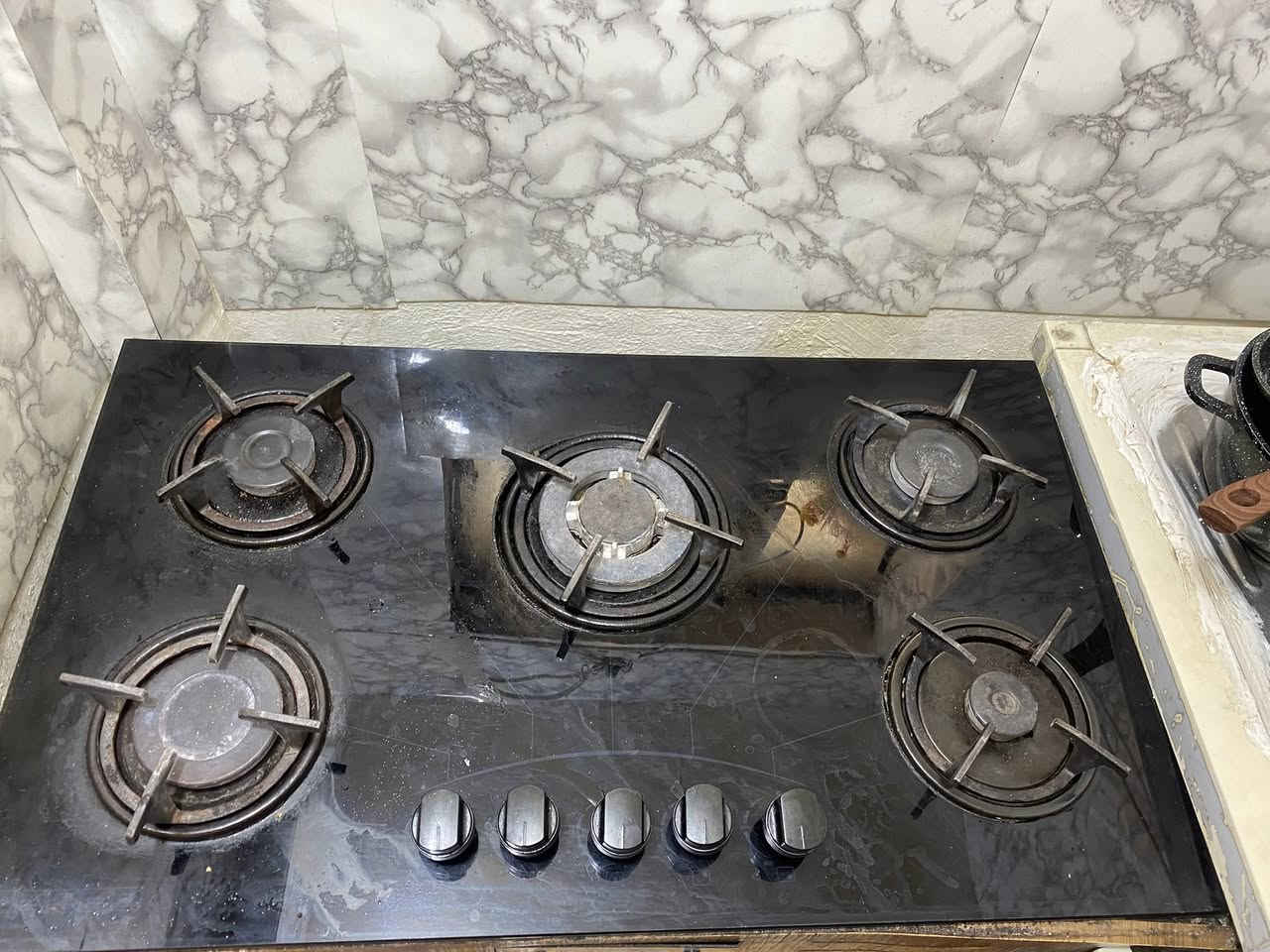 السلام عليكم
اغراض للبيع المكان بغداد الكرادة 
طباخ مرمر 5 عيون شغال كامل ب 160 الف
مكيف 2 طن ميديا شغال تبريد وتدفئة سعر 150
للتواصل خاص او ***********
