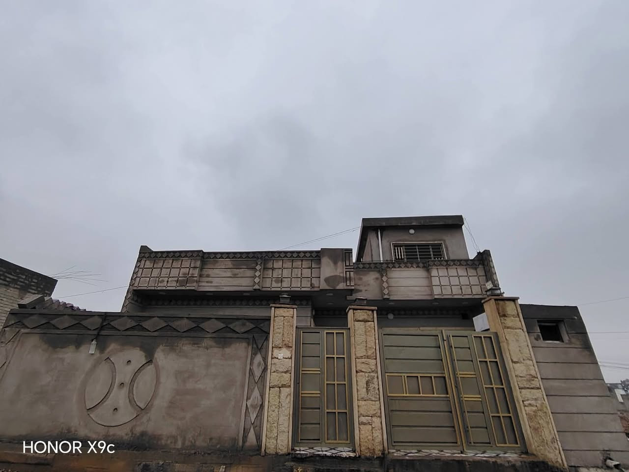 دار للبيع في حي القوسيات
خلف معمل غاز التوفيق 

المساحه 180.م

فول كامل. 

يتكون من غرفتين نوم هول استقبال مشتملات مطبخ كراج 

اتجاه قروب. 

خدمات ماء كهرباء 30متر عن التبليط 

دار فول كامل بناء حديث. كاشي سرميك سقف ثنوي.  فول كامل 

وجها.  12.   نزال.   15.   م

سند زراعي نموذج 25حق التصرف سند ابيض وصل بلديه 
السعر. 65. بي مجال.  

الاستفسار بل الارقام 

***********
