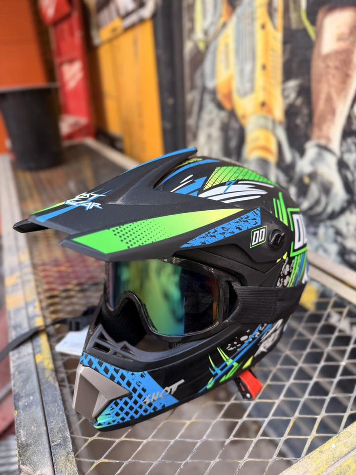 للبيع
مجموعة خوذ
اولى ايطالية سوده ام فك 
ثانية رياضية الزركة 
ثالثة ام قناع 
جدد غير مستعملات 
وسماعات مال خوذ
للاستفسار راسلني خاص او واتساب ***********
عنوان كرادة قرب تقاطع الاورزدي 

توصيل متوفر
