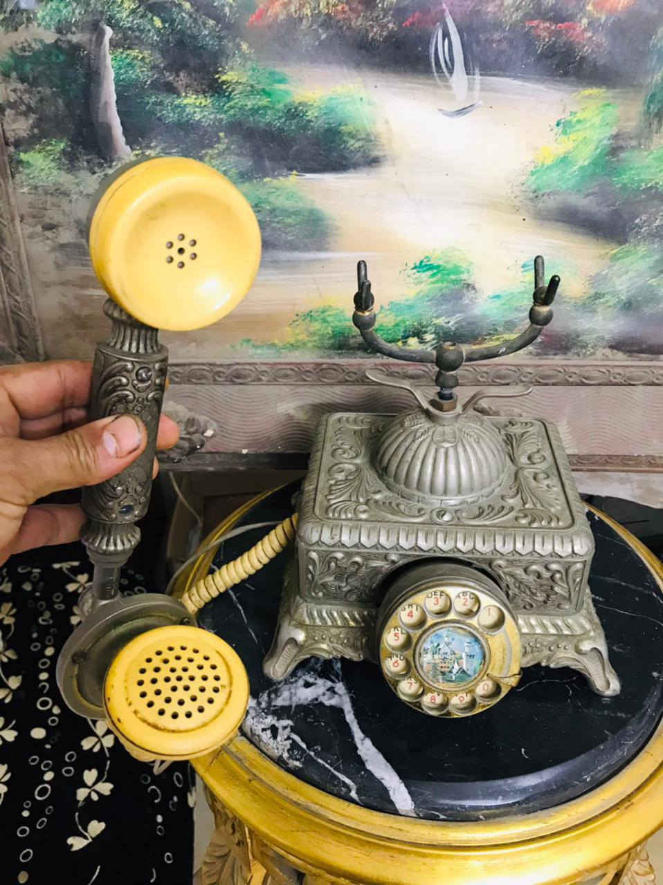 تليفون القصر الملكي  شغال ارسال واستقبال وصوته واضح جدا
وهو أقدم تليفون   ودايمًا بنطلق عليه تليفون الزمن الجميل
هذا التليفون يعتبر صاحب الظهور الأكثر في كلاسيكيات السينما المصرية، ويعود تاريخه إلى 1930. للبيع
للتواصل  01011385187
01200447428
 #أنتيكات
#تحف_قديمة
#VintageDecor
#ClassicStyle
#زمن_جميل
#مقتنيات_نادرة
#أنتيكات_الزمن_الجميل
#Collection
#AntiqueLovers


**إذا كنت صاحب هذا الإعلان وتريد حذفه لأي سبب، رجاءا أرسل رسالة إلى الدعم الفني**