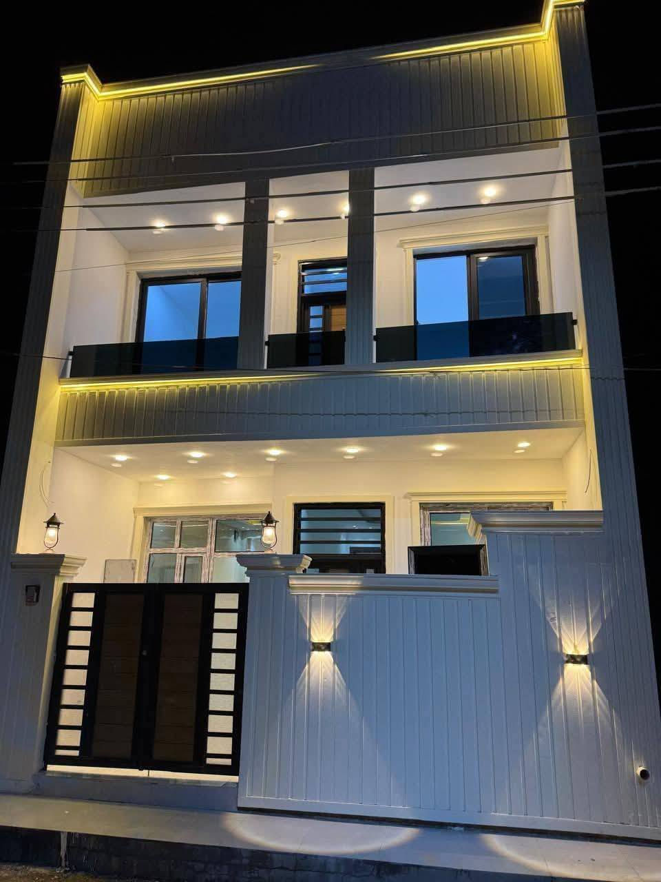 بسم الله ماشاءالله 
 🏠#دار_للبيع   100متر واجهيه 6،25متر نزال 16متر
  طابقين ونص  بناء حديث وتصميم متكامل 
يحتوي البيت. ع[4غرف نوم -استقبال -صحيات عدد 3- صالة- ومطبخ] البيت شغل درجة اولى 
مع الخدمات[ماي-كهرباء-تبليط]
🔴ملاحضه البيت جاهز للسكن 🔑
⬅️نوع العقار  طابو زراعي سند 25 اقرار محكمه 
⬅️العنوان #بغداد_الدوره_البوعيثه   
       مجمع السلطان الثالث 
🔴للاستفسار  خاص او الاتصال ع  الرقم 
☎️***********
☎️***********
