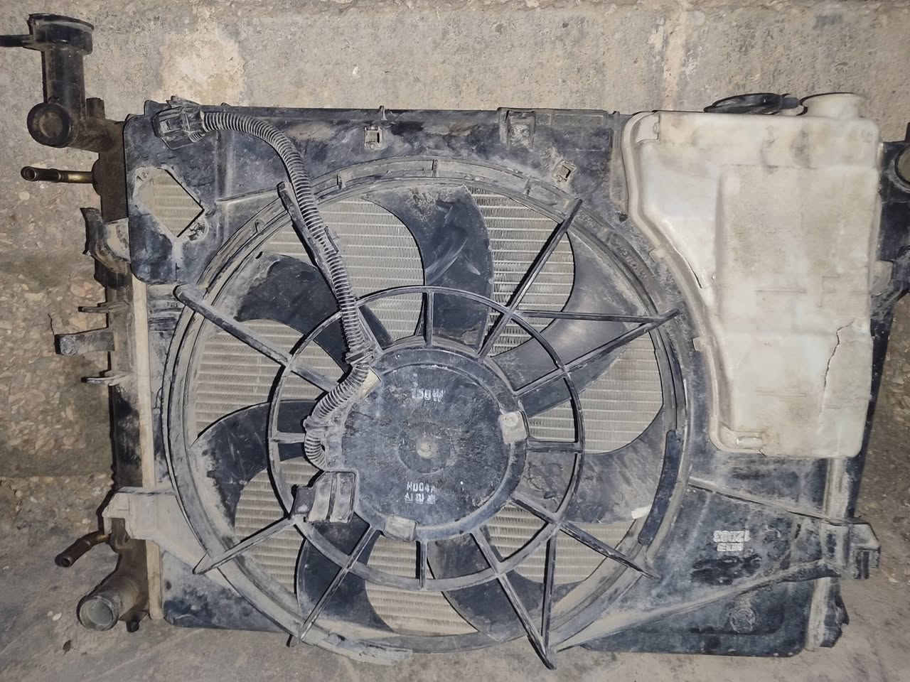 السلام عليكم عندي محرك سياراتو 1600 دوش بيه خيط بخار والراديتر فقط الدبه مفطوره وعندي راديتر تبريد جديد بالكارتون مكاني كربلاء حي العامل *********** 
مكلف بلنشر
