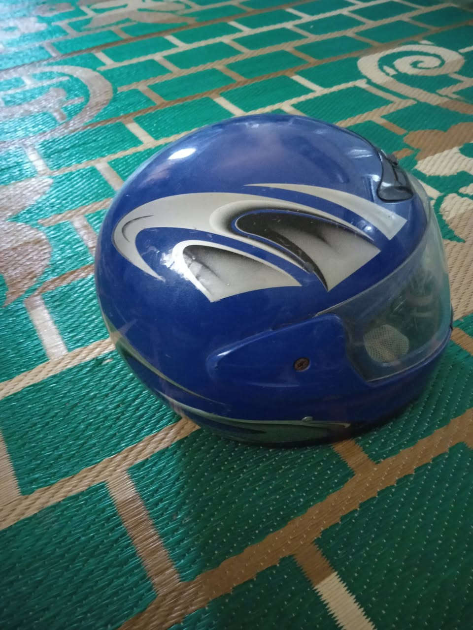 سلام عليكم خوذه لبيع لون ازرق سعر 65 وبيه مجال الاصليه عنوان حله بكرلي القديمه يم مخبز ليمونه رقم الهاتف ***********
