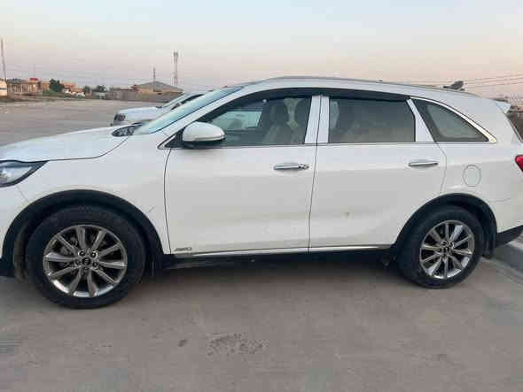 السلام عليكم للبيع 
كيا سورنتو موديل 2018 رقم بغداد  مشروع وطني خليجي سياره مكفولة كفاله عامه السياره  جديده  بس بيه شخط الجاملغ الأمامي 
مواصفات 
بصمه تشغيل 
كشنات جلد 
كشن كهربائي متحرك 
شاشه كامره 
تحكم استيرن جهتين 
 جنطه كهرباء 
كتلوكات الشركه سياره جديده  
6 سلندر 7 راكب 3 قطع تبريد 
ماشيه 120 الف  
سياره جديده وجاهزه 
مـكـان-السـياره-الــشطره
الــسعر:245 وبيها مجال
الاستفسار اكثر 
***********
