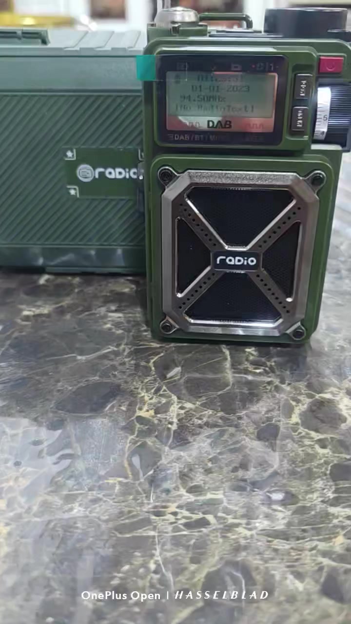 الجهاز الراديو  الذي لا يخذله الوقت ولا تنفذ منه الطاقة؟ نقدم لك الراديو العسكري المتكامل  التحفة التقنية المصممة خصيصاً للمهام الصعبة والمغامرات الاستثنائية.
🔋 منظومة طاقة ذكية
(لا تعرف المستحيل)
الجهاز مزود ببطارية ليثيوم داخلية ضخمة بسعة 4000mAh، تمنحك ساعات طويلة من العمل المستمر. والأهم هو تعدد طرق الشحن:
الشحن الشمسي (Solar Panel): يشحن نفسه ذاتياً بمجرد تعرضه لضوء الشمس. حتى الضوء الغرفة العادي
المولد اليدوي (Hand Crank): هندل ميكانيكي لتوليد الطاقة يدوياً في أحلك الظروف.
شحن USB: منفذ سريع للشحن التقليدي من أي مصدر طاقة.
خاصية الباور بنك (Power Bank): الجهاز يعمل كمصدر طاقة طارئ لشحن هاتفك المحمول عبر منفذ USB المدمج، لتبقى على اتصال دائماً.
📡 قوة استثنائية في التقاط الإشارة
يتميز  بهوائي (Antenna) تلسكوبي طويل وفائق الحساسية، صُمم لالتقاط أضعف الترددات في المناطق الجبلية والبعيدة.
يدعم البث الرقمي الحديث DAB+ لصوت نقي كالكريستال.
يدعم موجة FM   التقليدية لتغطية شاملة لكل المحطات العالمية والمحلية.
🔦 أدوات الملاحة والنجاة المدمجة
كشاف LED احترافي: إضاءة مركزة قوية جداً بمدى واسع، مثالية للتخييم أو السير ليلاً.
بوصلة دقيقة: مدمجة في أعلى الجهاز لتحديد الاتجاهات بدقة، لا غنى عنها في المناطق التي لا تتوفر فيها تغطية GPS.
💼 الفخامة والصلابة (الحقيبة والجسم)
جسم الجهاز: مصمم بهيكل "Army" متين مقاوم للصدمات والظروف الجوية القاسية.
الحقيبة الخاصة: يأتي الجهاز مع حقيبة فاخرة ومبطنة، مصممة خصيصاً لحمايته من الصدمات والخدوش، مع حزام متين لسهولة الحمل في الرحلات الطويلة، مما يجعلها قطعة تكميلية تزيد من فخامة المنتج.
📋 المواصفات التقنية باختصار:
البطارية: 4000mAh (قابلة لإعادة الشحن + تعمل كباور بنك).
الإضافات: بلوتوث 5.0، مدخل كارت ذاكرة (TF Card)، منفذ سماعات أذن.
الشاشة: ديجيتال لعرض الترددات ومستوى البطارية بدقة.
نظام الطوارئ: زر SOS لإصدار إنذار صوتي وضوئي عند الحاجة.
ملاحظة التوصيل لكل العراق فقط
للحجز والاستفسار عن السعر يرجى التواصل على الخاص


**إذا كنت صاحب هذا الإعلان وتريد حذفه لأي سبب، رجاءا أرسل رسالة إلى الدعم الفني**