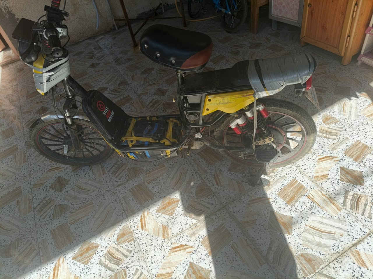 دراجه شحن للبيع
ابعيه على وضعيته 
دراجه بطاريات جديد 
عوزه فقط سكلتر تبديل 
رقم الهاتف ***********
موجود ماسنجر
