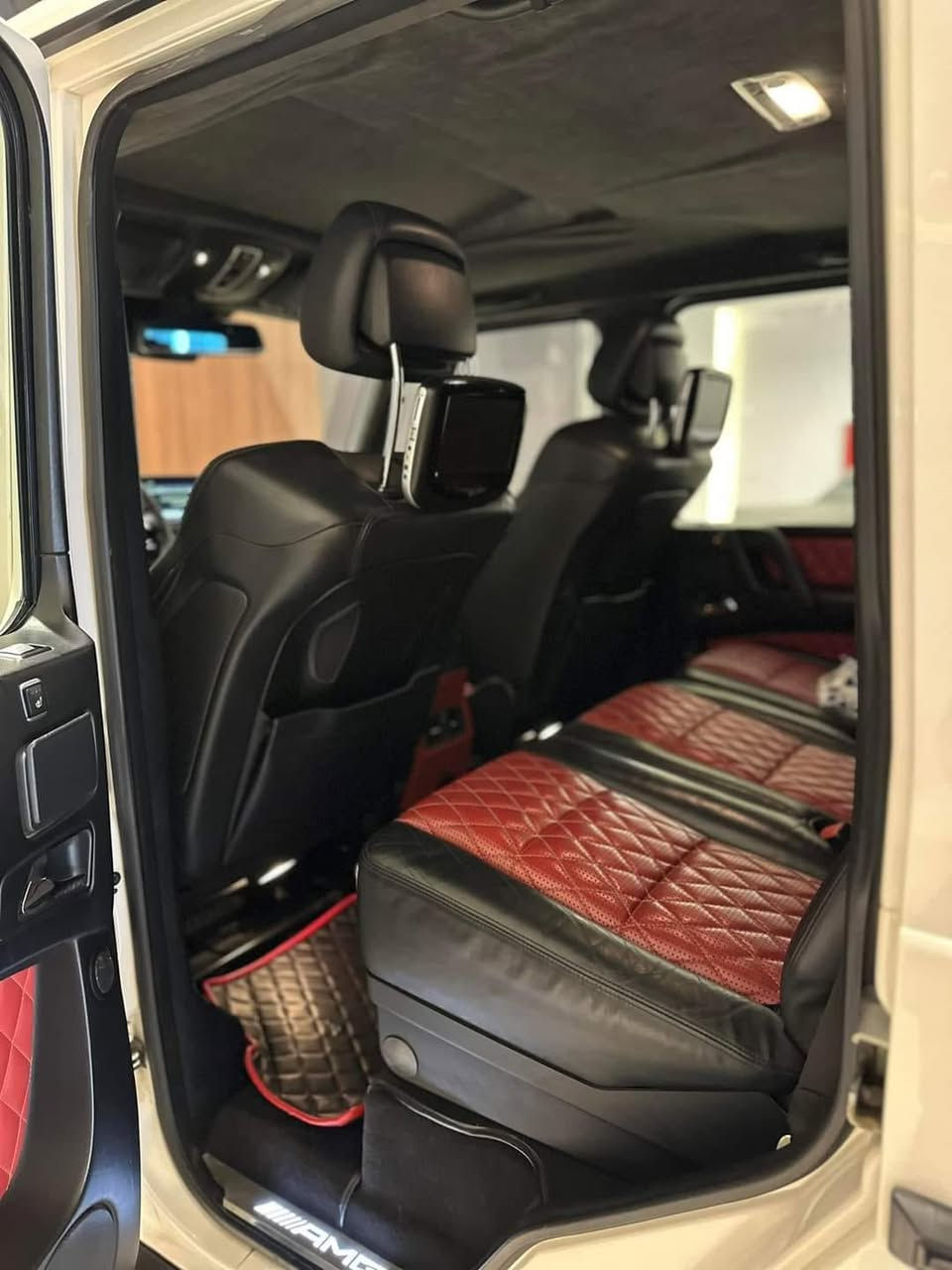 السلام عليكم
جي كلاس G63 AMG  موديل 2013 بلادية بدون اي تحديث 
 ماشيه ١١٣ الف كيلومتر حقيقي جديدة 
 فول مواصفات للاخير 
محرك ٥.٥ توين توربو 
گير ٧ سرعات دبل گلتش
السيارة وكالة كرگاش الامارات 
مكفولة كفالة عامة 
رقم سليمانية باسمي  تحويل ثاني يوم سيارة جديدة جدا واغلب مشيها بالامارات 
سيارة مسويلة سيرفس كامل 
مكان سيارة بغداد 

فول المواصفات ايدشن وان 
2 شاشات خلفي 
شاشة كاميرا 
سقف شامو
سقف سلايد
كشنات تدفيه تبريد و هيتر 
کشنات کهرباء خزن ميموري
رادارات امامي خلفي
كشنات جلد AMG 
تبريد مركزي
بريك ٦ بستم بريمبو AMG
قياده سپورت وكومفرت واقتصادي Eco 
تحكم ستيرن
حساسات امامي و خلفي
لايتات ليد امامي  زينون بلادي  
ماوس شفط عن متحرك شاشه
كشنات ديزاينو (شركة)
و قود السيارة (بنزين) 
تحديد سرعة و لمت سرعة
و بعد هواي مواصفات
السعر 40.000$ بيها مجال 
***********
