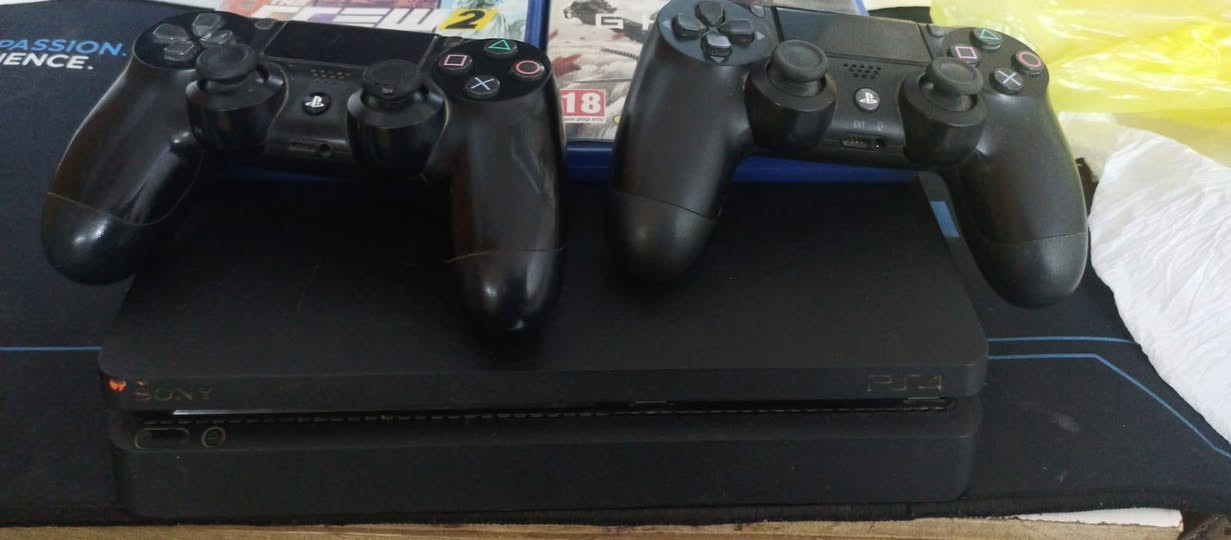 بلي 4 مستعمل نظيف جدا متروك فترة يعني ما مسخدم هواي مع ملحقاته
يدتين و قرصين الي هن كوست و ذا كرو و كيبلات التوصيل
شغال ميه بالميه لا تعليك و لا اي شي
السعر 250 مع اليدات و الاقراص و الكيبلات و هم بي مجال
اذا عندك اي استفسار ثاني 
راسلني واتس: ***********
او اذا تريد تدك عليه رصيد: ***********
الموقع البصرة المشراق
