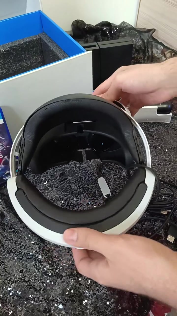 السلام عليكم 
عندي مناظر VR  مال بلي4 
مستعمل نظيف بعده بل باكيت
وياها يدات ثنين و كامرة و أقراص ثنين
كل شيء كامل بيها وايرات ما وايرات 
السعر 280 ألف 
مكاني بغداد 
*********** 
واتساب
