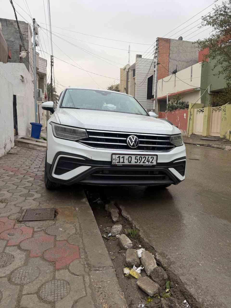 للبيع فولكس فاغن تيكوان 2023 (Volkswagen Tiguan) SE
✅ موديل: 2023

✅ اللون: أبيض لؤلؤي

✅ محرك اقتصادي وقوي ومزود

✅ جير أوتوماتيك +تشغيل عن بعد +ابواب كله بصمه

✅ شاشة + Apple CarPlay

✅ كاميرا خلفية وحساسات ورادر كل الجوانب ومنع تصادم امامي وخلفي وجانبي + تحديد مسار +تحديد سرعه

✅ السيارة نظيفة جداً واستعمال شخصي.

 السياره 7 راكب

السياره فول مواصفات عدا الفتحه 👍 

الملاحظات:

باب خلفي صبغ.

باب السائق نصف صبغ.

أيرباك باب ايسر خلفي فقط

السيارة حالتها ممتازة ميكانيكياً مال شركه وكله جديد ومضمون +السياره دهن كله شركه + وكله سوبر ومحسن ابد ممخلي اله عادي معتني بيه كلش 

السعر.190 وبيه مجال
***********
