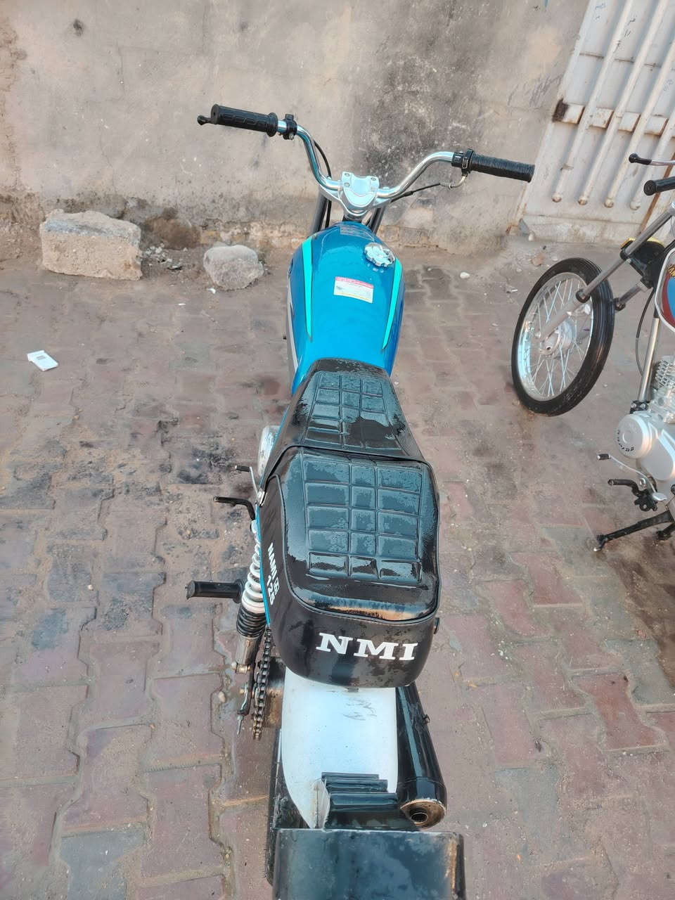 سلام عليكم دراجه لبيع شاصي 20 مكينه نامه شلامجه 23 اوراق سكنر
بس لتانكي مضروب لسعر خاص هاذه رقمي ***********
