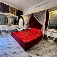 غرفة نوم تركية بتصميم فاخر وجميل، تتكون من سرير مزود بستارة شبكية وستا...