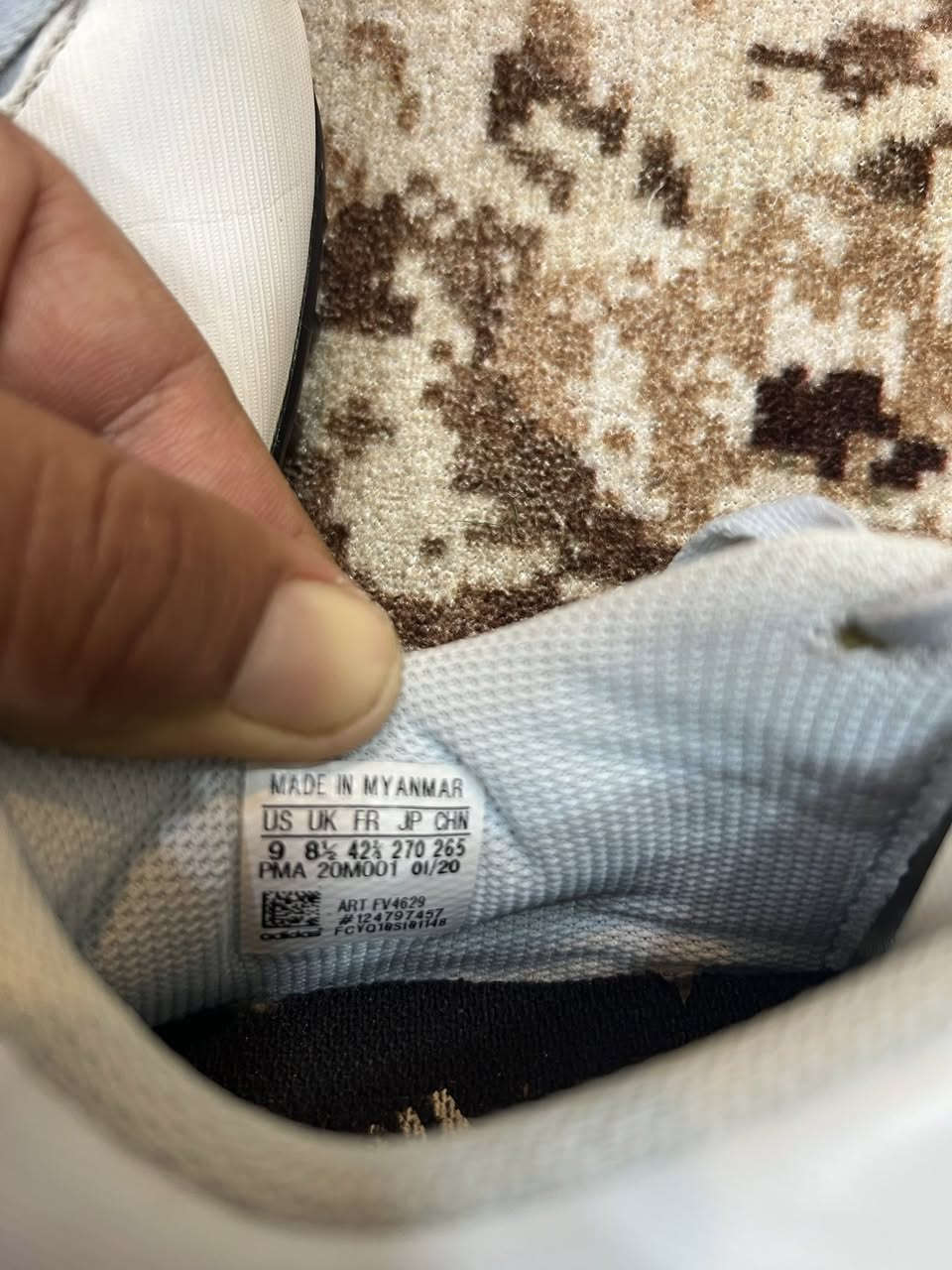 اديداس اصلي بالة 
قايس 42
نظافه فول
تخفيضات 
40الف مع التوصيل 
للحجز ***********
