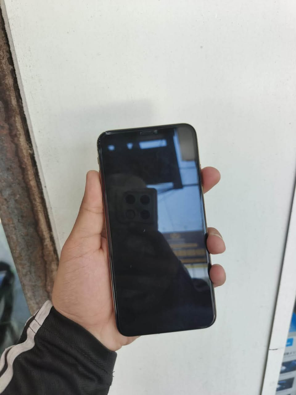 : iPhone XS Max
مع ذكر امبدل شاشه وبطاريه وضهر اصليات شرط الفصح
 الشاشة والصوتالشاشة: نوع OLED بمقاس 6.5 إنش ودقة 2688 × 1242 بكسل.المميزات: تدعم تقنية HDR وشاشة True Tone.الأداء والذاكرةالمعالج: أبل A12 بايونك بتكنولوجيا 7 نانومتر.ذاكرة الوصول العشوائي (RAM): 4 جيجابايت.سعة التخزين: متوفر بخيارات، 256، أو جيجابايت.الكاميراتالكاميرا الخلفية: مزدوجة بدقة 12 ميجابكسل للعدسة الرئيسية والعدسة المقربة.الكاميرا الأمامية: بدقة 7 ميجابكسل مع ميزة البصمة الوجهية (Face ID).البطارية والجسمالبطارية: سعة 3174 ميللي أمبير.مقاومة الماء: مقاوم للماء والغبار بمعيار IP68 لعمق يصل إلى مترين لمدة 30 دقيقة.الوزن: 208 جرام
مكاني بغداد  السعر٢٠٠الف وبي مجال قليل 
***********.
