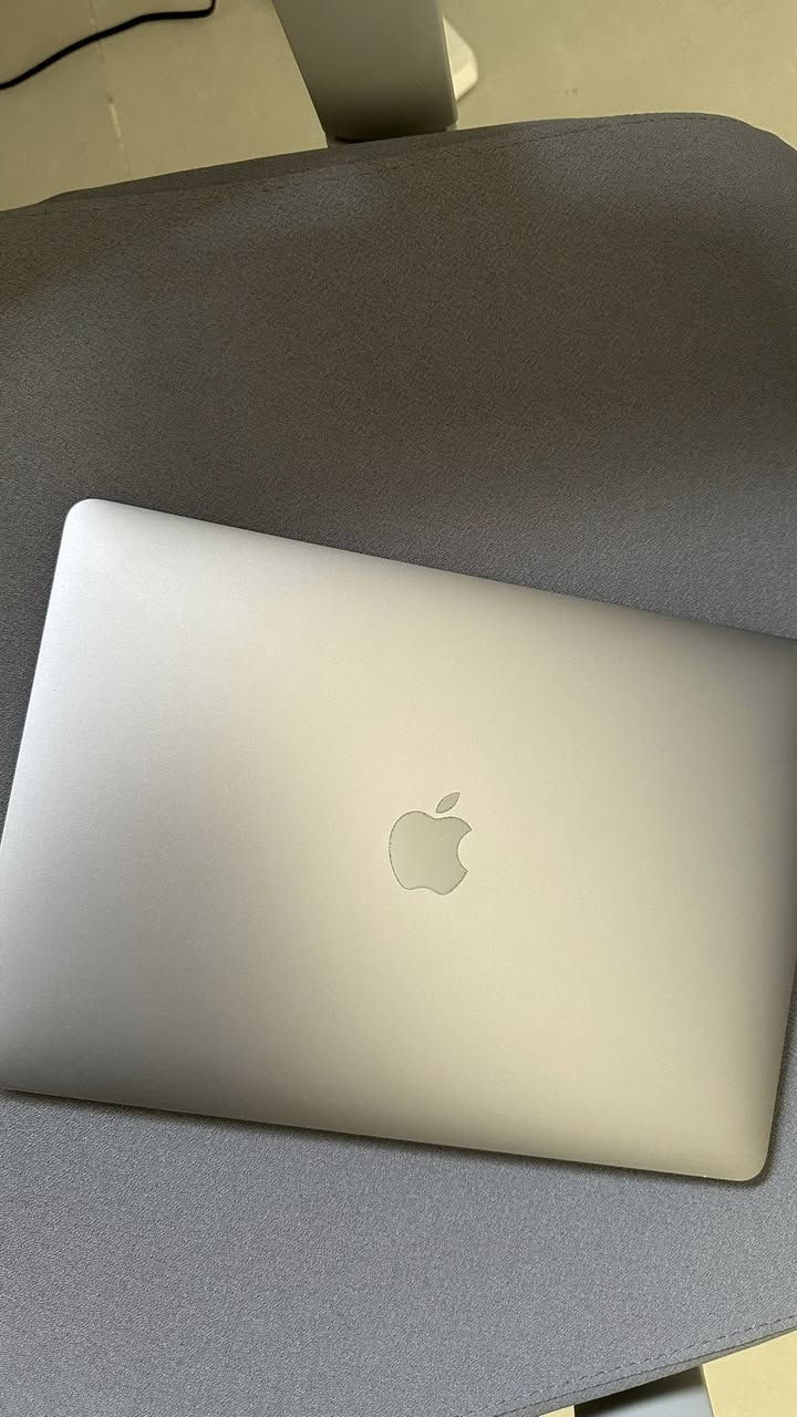 السلام عليكم..
للبيع لابتوب ماك بوك برو (MacBook Pro M1). الجهاز نظيف واستخدام شخصي.
مواصفات:
• الموديل: Apple MacBook Pro 13-inch (شريحة M1) مع Touch Bar.
• الرام: 8GB
• التخزين: 256GB SSD
• الكيبورد: عربي/إنجليزي أصلي.
• نسبة صحة البطارية: 82%.

ملاحظات:
•شخوط سطحية بسيطة بالقاعدة موضحة بالصور.
•متوفره الملحقات الاصلية.
المكان: بغداد - الاعظمية
السعر: 700 ألف دينار وبيها مجال بسيط.
للتواصل ***********
