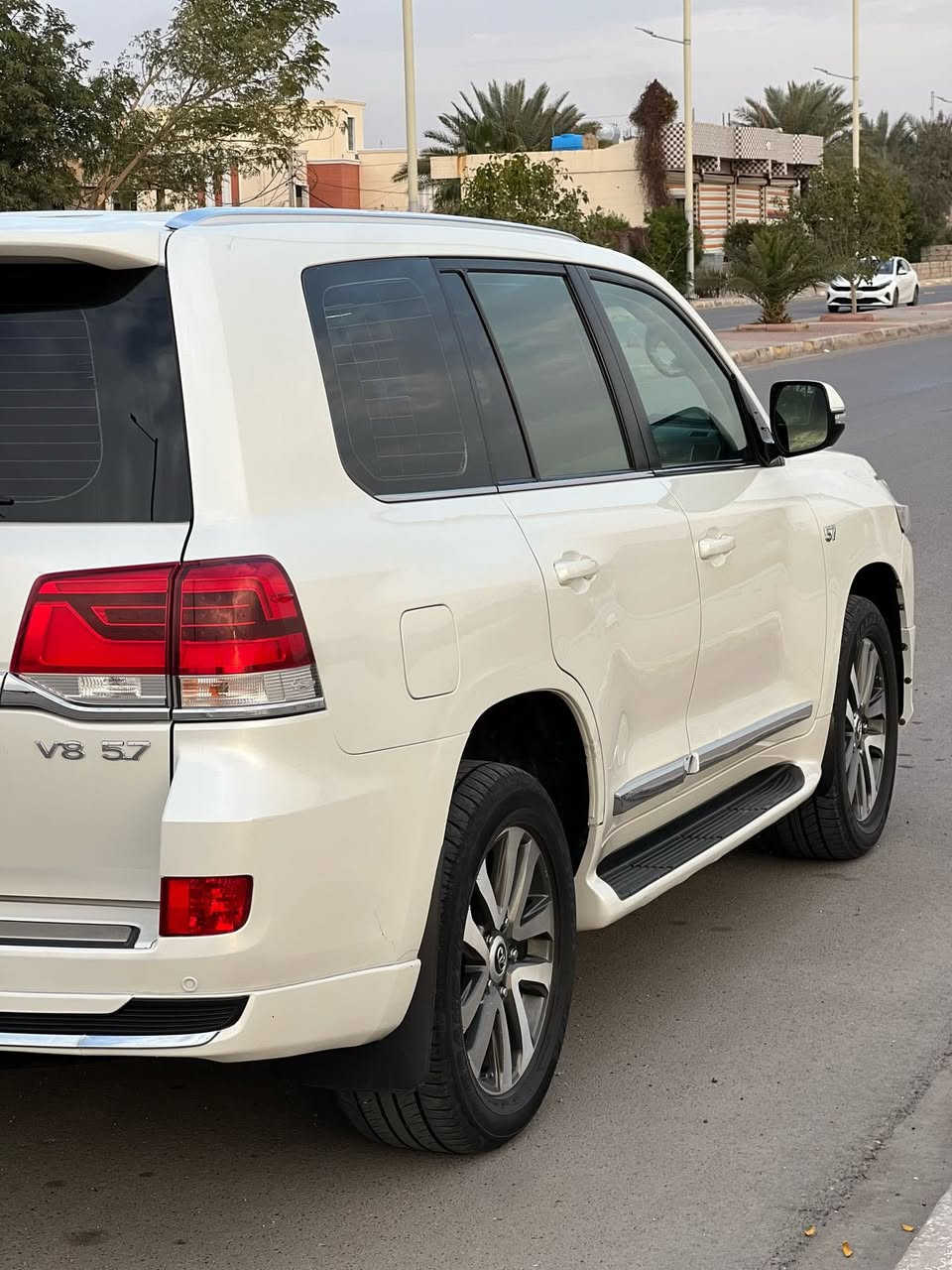 السلام عليكم
تيوتا لاند كروز vx.s 5.7 اصل 
كفاله عامه 
موديل2016
فول مواصفات للاخير اعلى فئه ب لاند كروز 
مراوس بتاهو او جمسي 
***********
